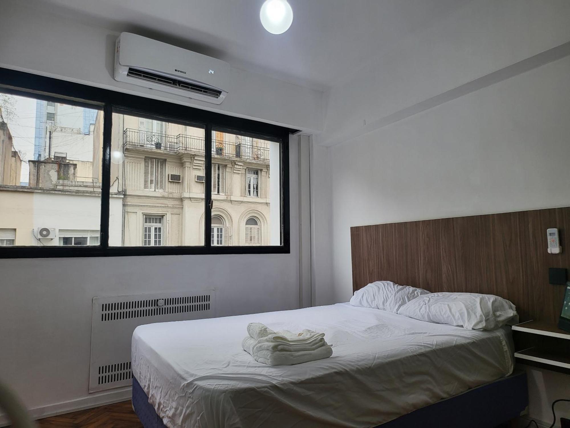 Quinto Piso A La Calle, Comodo, Equipado, Luminoso Y Bien Ubicado Apartamento