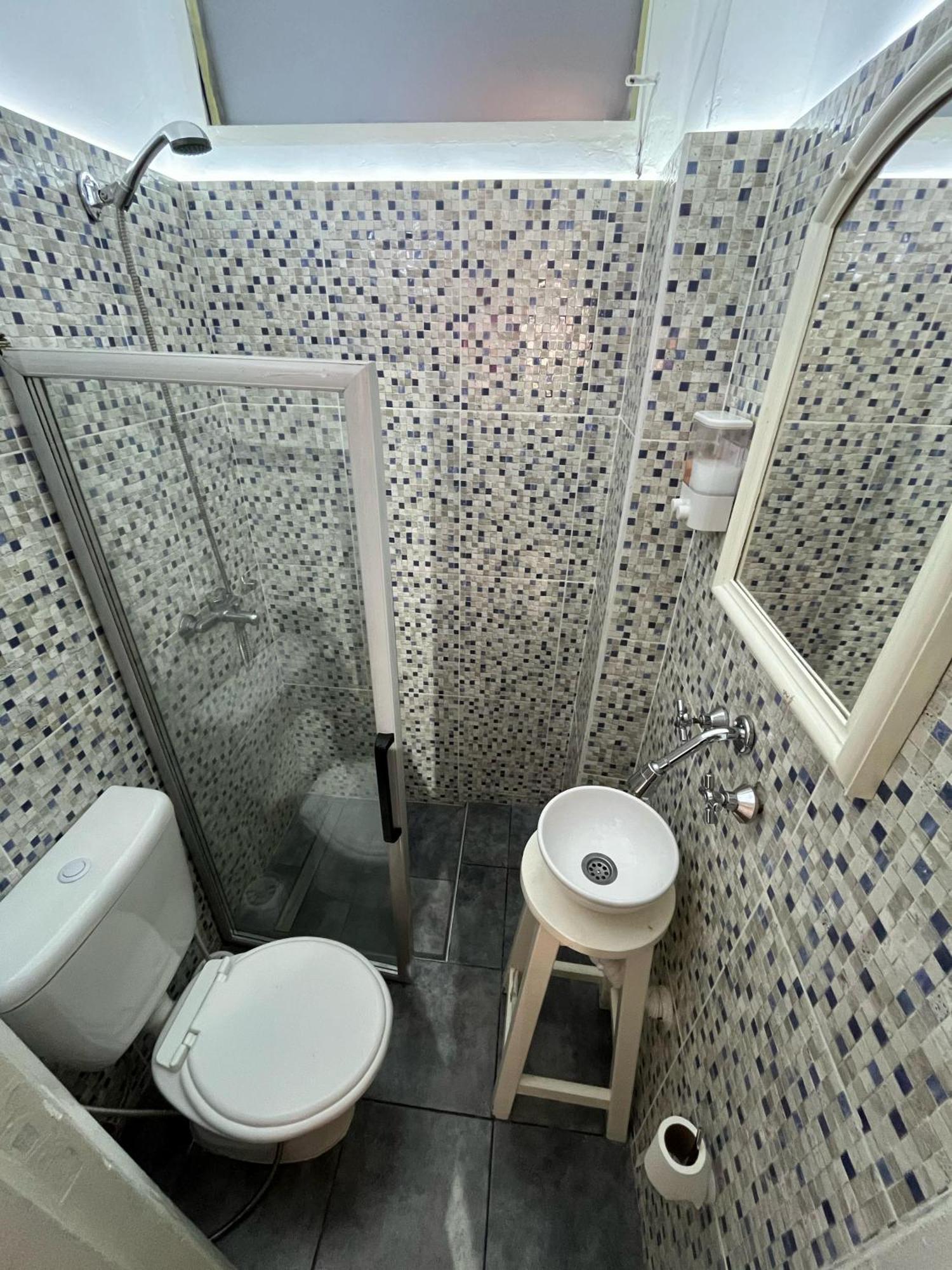 Apartamento Quinto Piso A La Calle, Comodo, Equipado, Luminoso Y Bien Ubicado