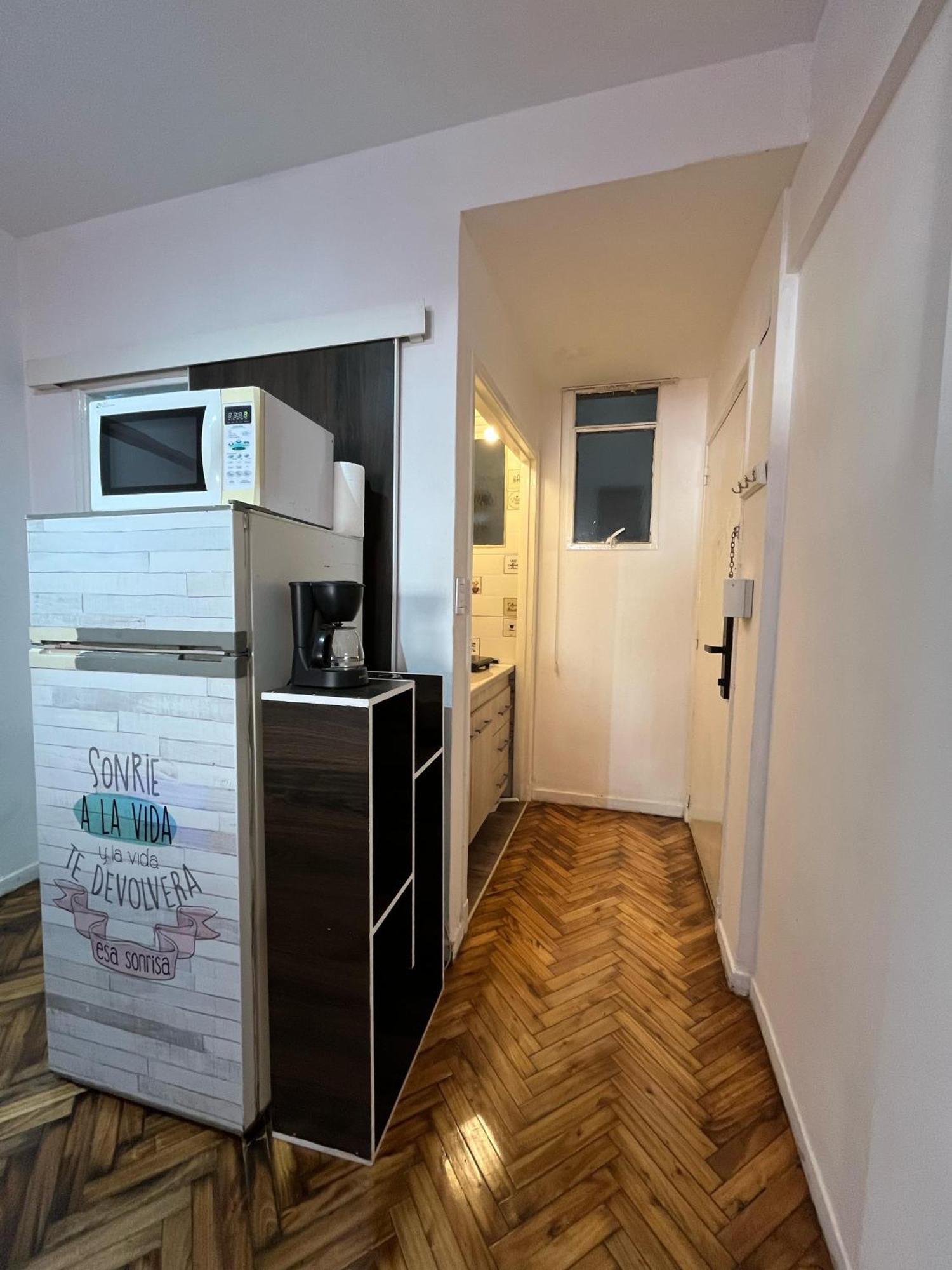Quinto Piso A La Calle, Comodo, Equipado, Luminoso Y Bien Ubicado Apartamento *